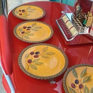 Set of 4. -8 inch plates 🍽️